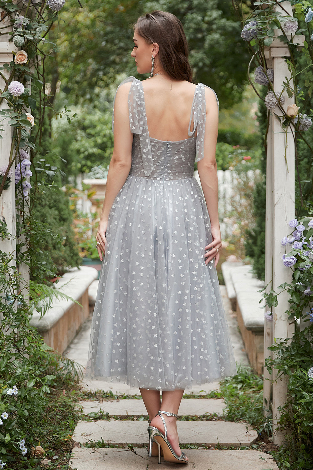 Robe de bal mi-longue grise à fines bretelles avec nœuds