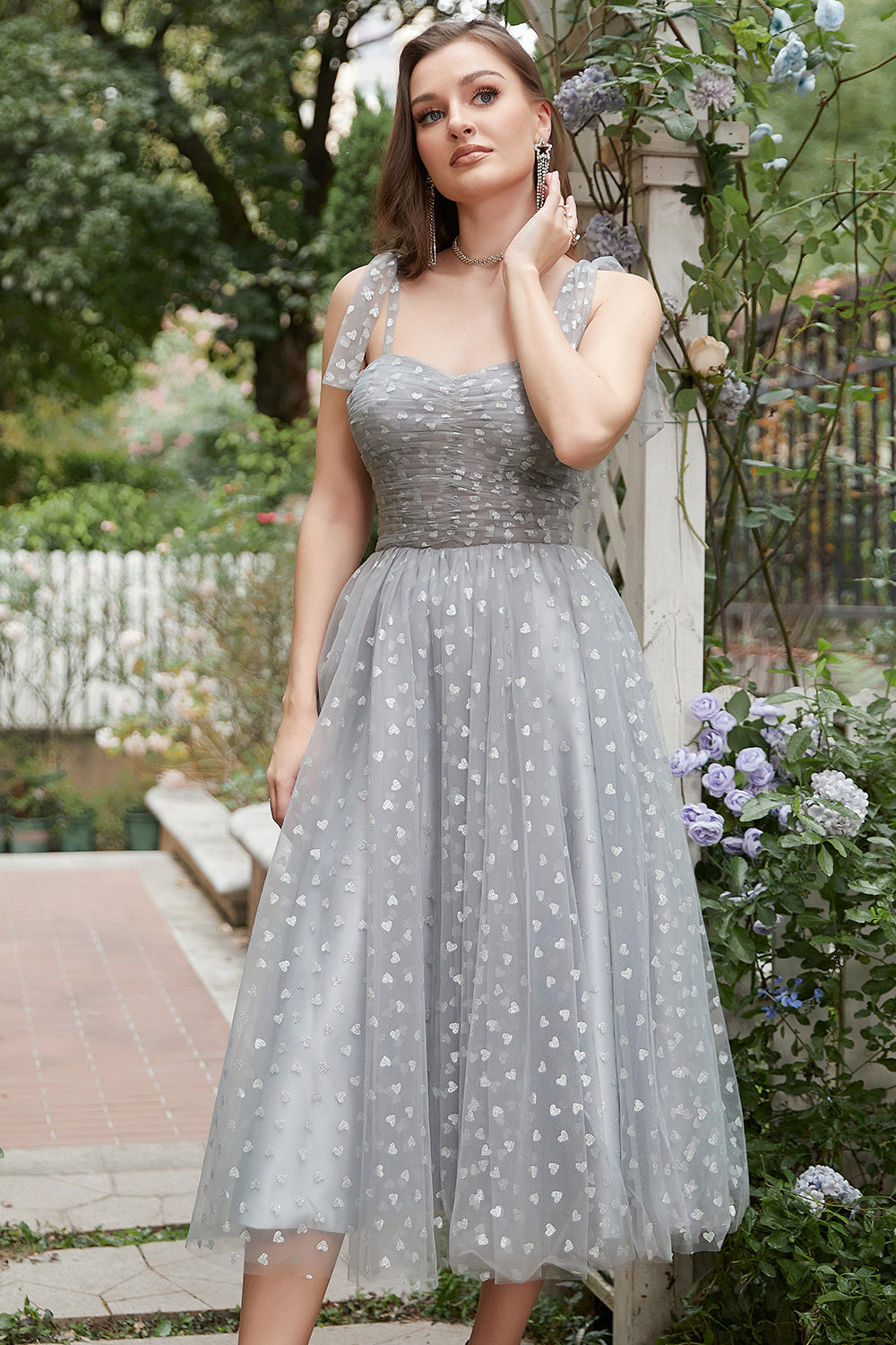 Robe de bal mi-longue grise à fines bretelles avec nœuds