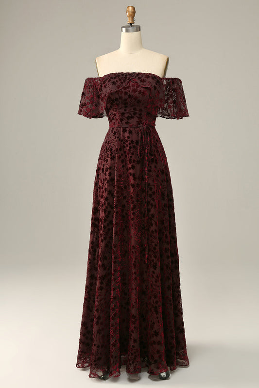 Robe de soirée à fleurs bordeaux et épaules dénudées