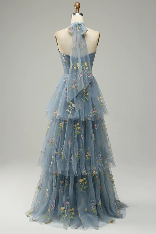 Robe de bal trapèze en tulle avec broderies et décolleté licou