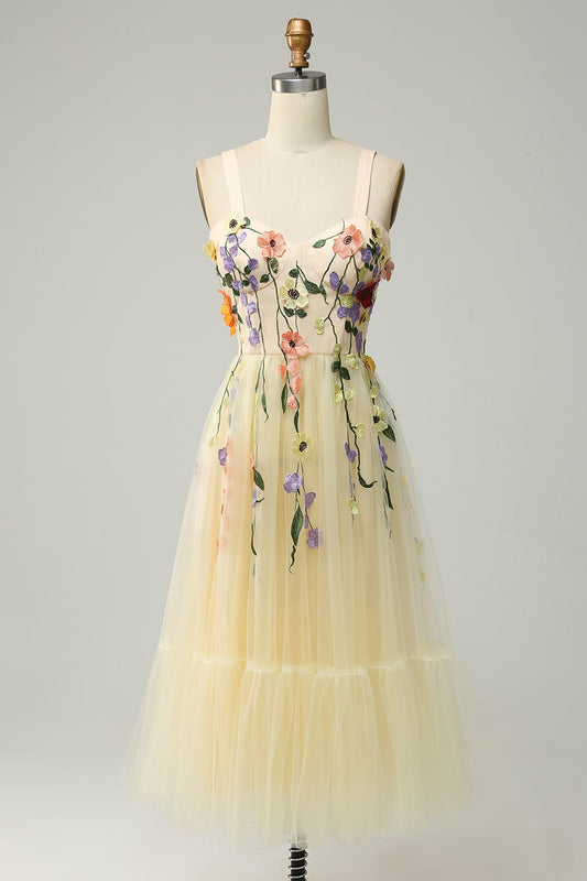 Robe de bal mi-longue couleur champagne, coupe trapèze, à fines bretelles, avec appliques