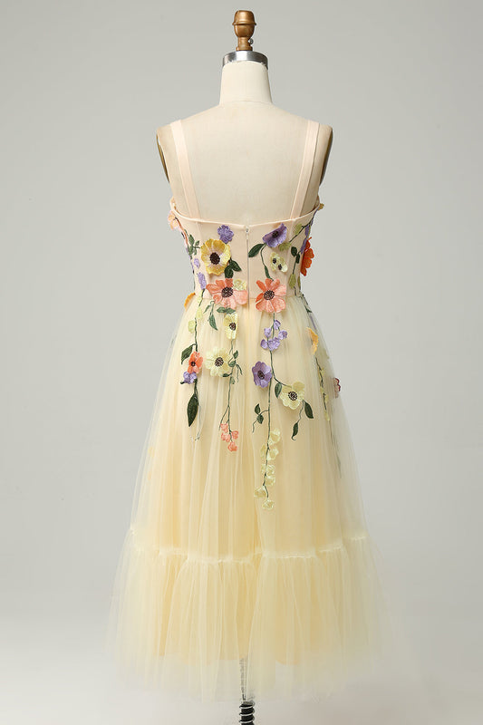 Robe de bal mi-longue couleur champagne, coupe trapèze, à fines bretelles, avec appliques