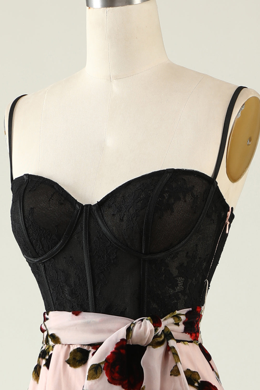 Robe de bal fendue à fines bretelles avec motifs floraux