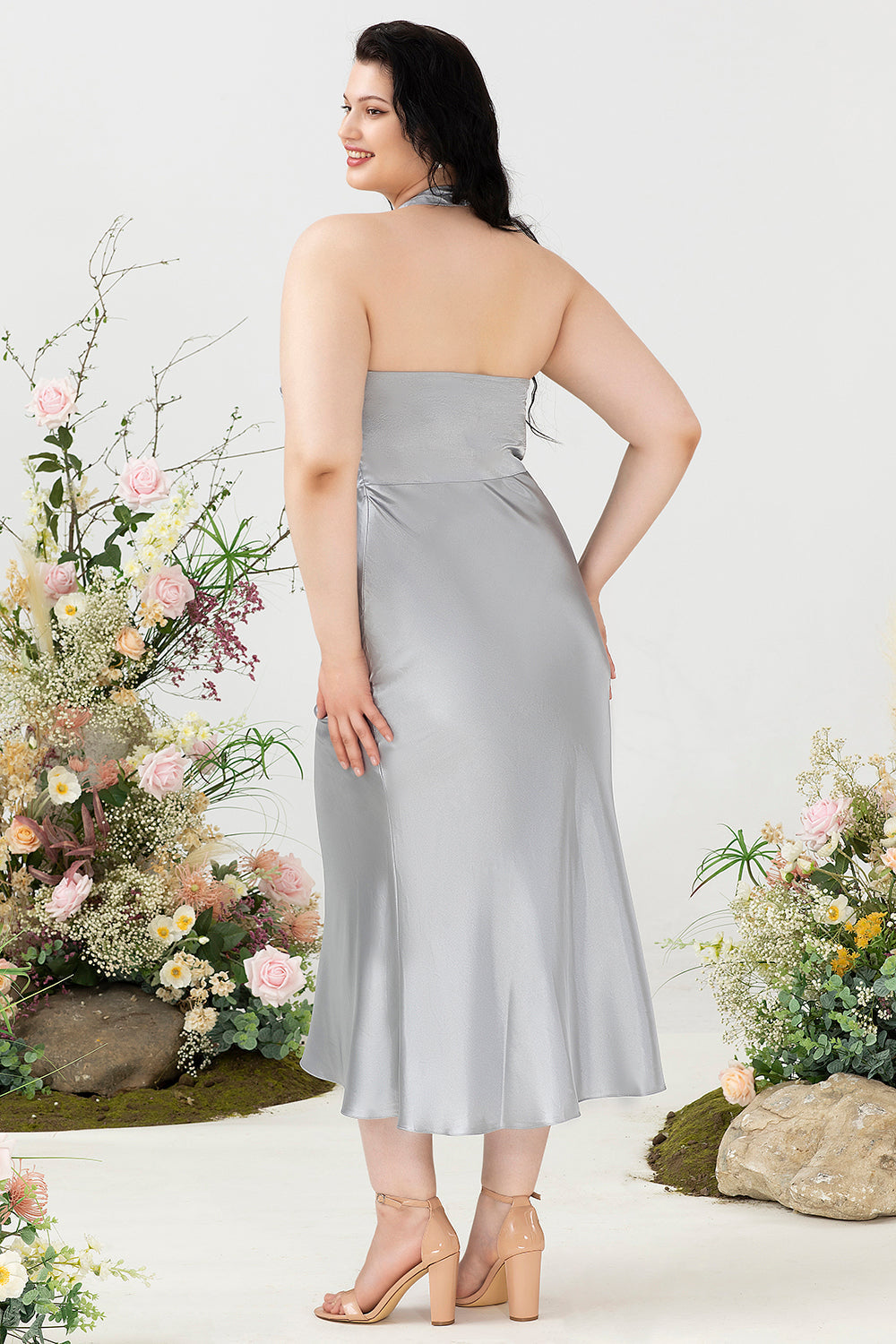 Robe de soirée fourreau argentée grande taille pour invitée de mariage à col licou