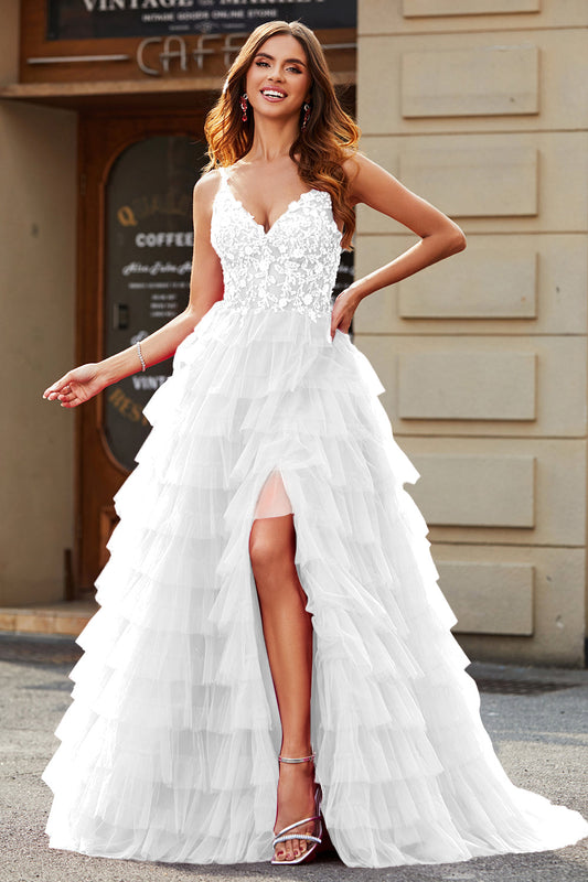 Robe de mariée blanche trapèze à fines bretelles, étagée, avec fente
