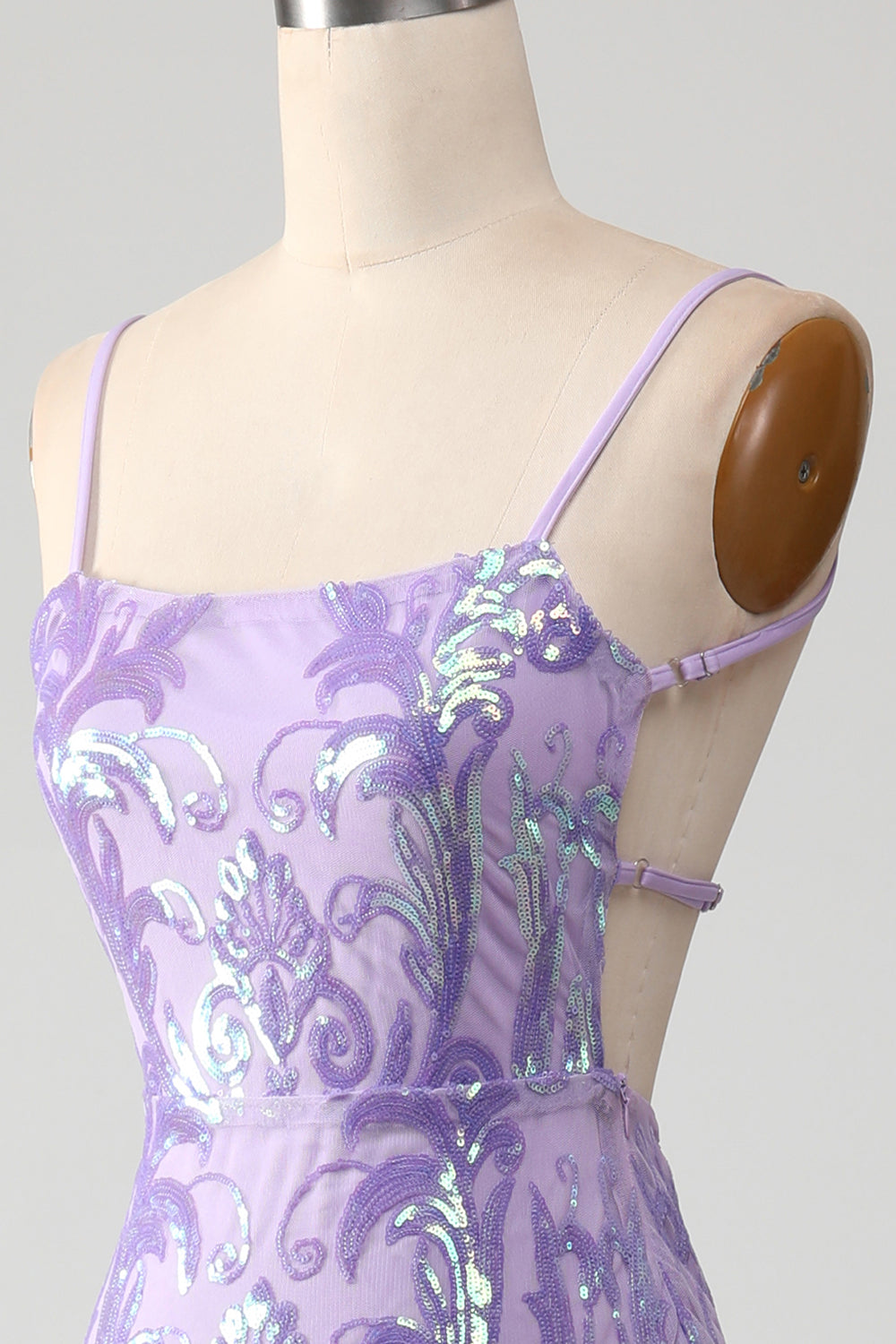 Robe de bal dos nu violet clair avec des paillettes