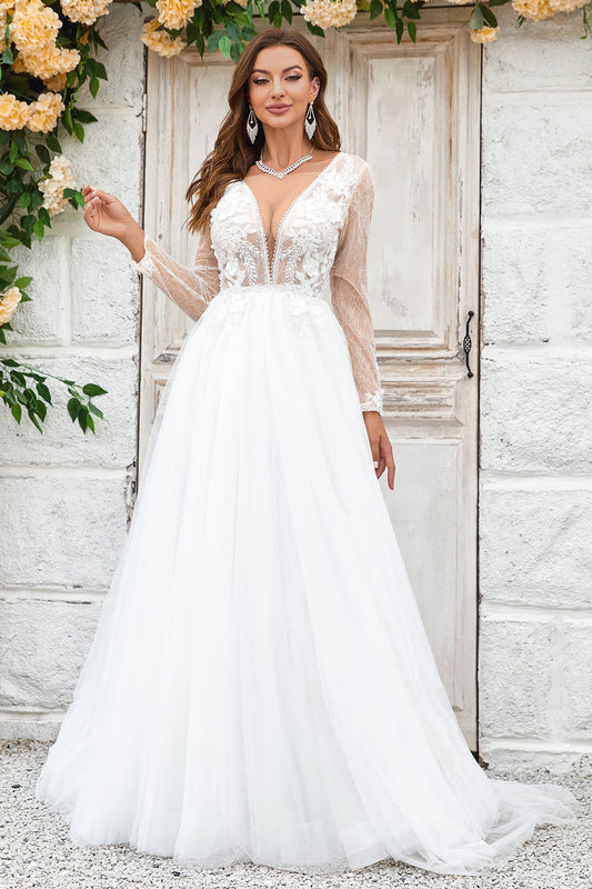 Robe de mariée en tulle ivoire à col en V plongeant avec traîne et dentelle