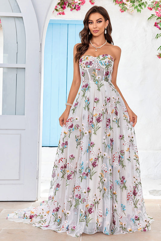 Robe de mariée longue ivoire en ligne A avec broderie, décolleté en cœur