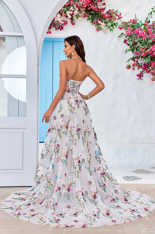 Robe de mariée longue ivoire en ligne A avec broderie, décolleté en cœur
