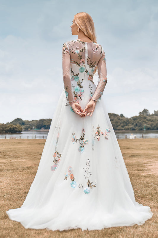 Magnifique robe de mariée longue ivoire en tulle à manches longues et coupe trapèze avec broderies