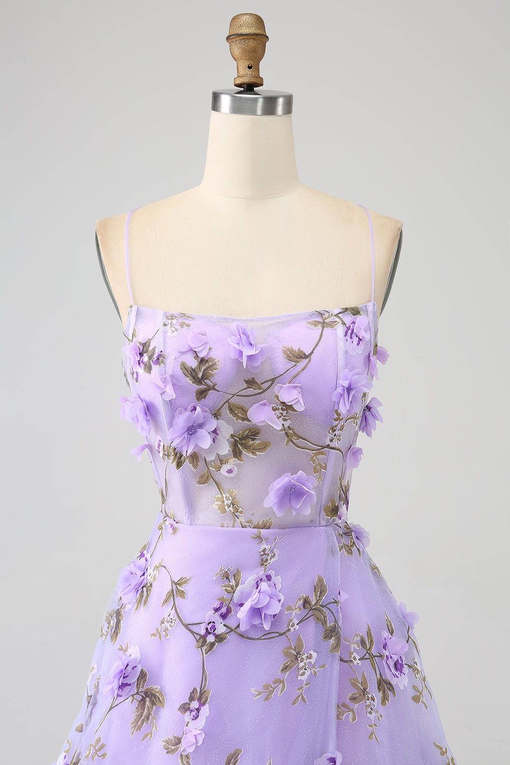 Robe de bal longue lilas coupe trapèze à fines bretelles avec fleurs 3D