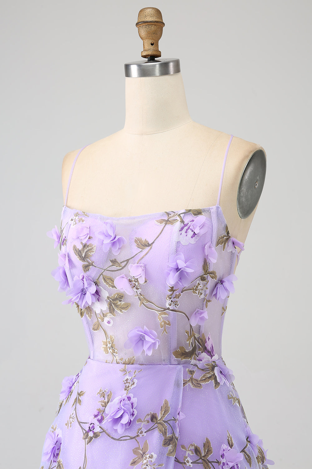 Robe de bal longue lilas coupe trapèze à fines bretelles avec fleurs 3D