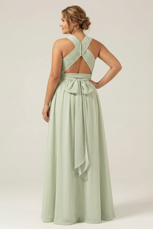 Robe de demoiselle d'honneur longue plissée en mousseline de soie coupe trapèze avec dos nu, couleur sauge poussiéreuse, grande taille avec fente