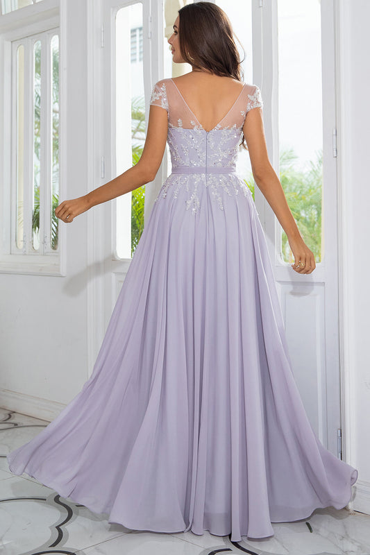 Robe grise en mousseline de soie perlée pour la mère de la mariée