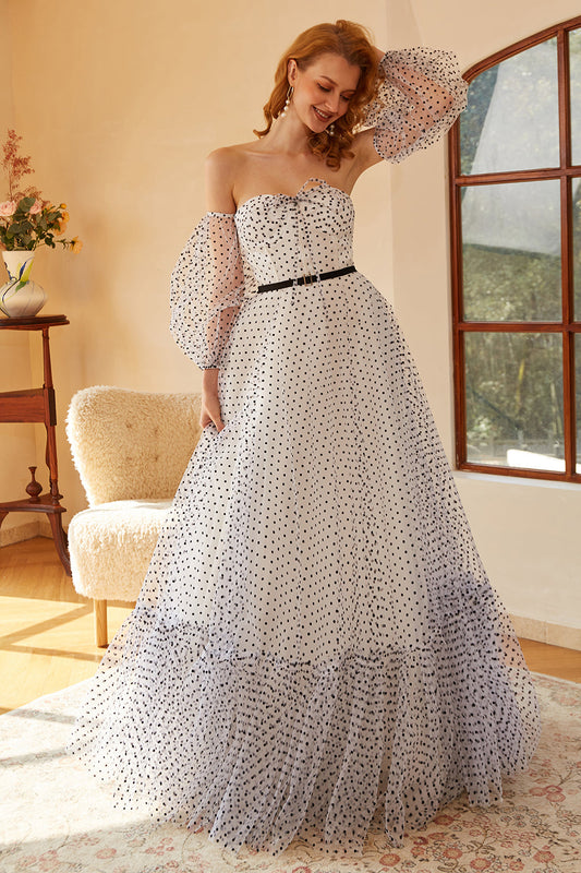 Robe de bal longue blanche à pois et à manches