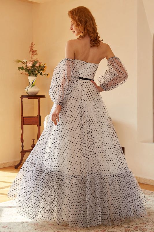 Robe de bal longue blanche à pois et à manches
