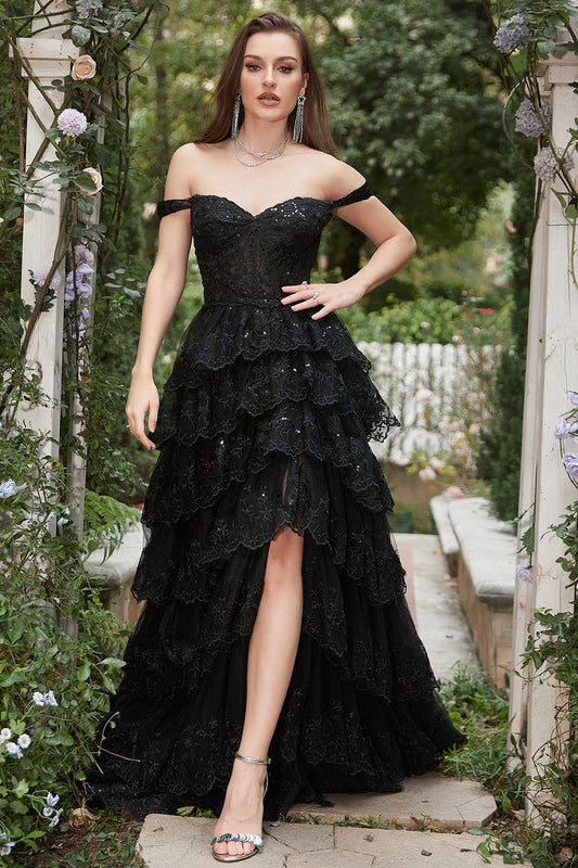 Robe de bal longue noire étagée à épaules dénudées