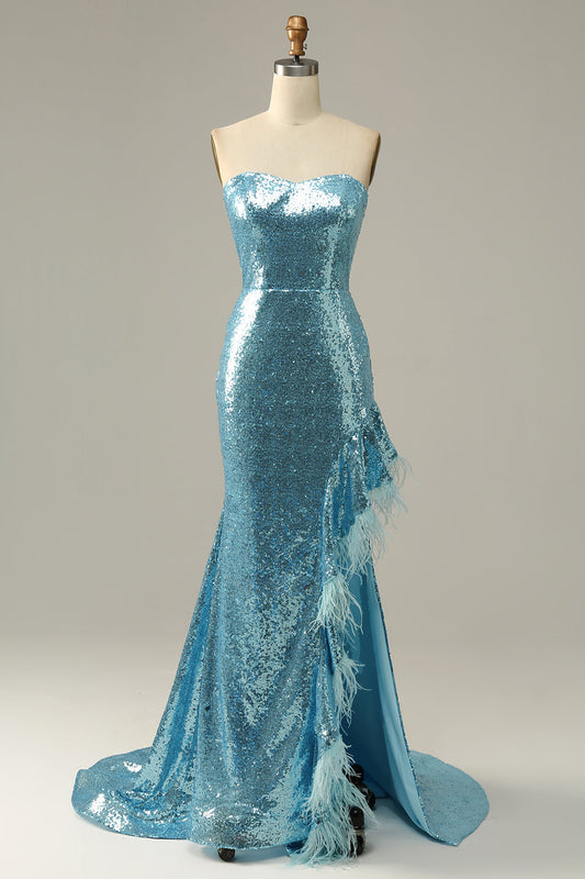 Robe de bal sirène bleue ciel ornée de paillettes et de plumes