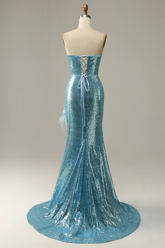 Robe de bal sirène bleue ciel ornée de paillettes et de plumes