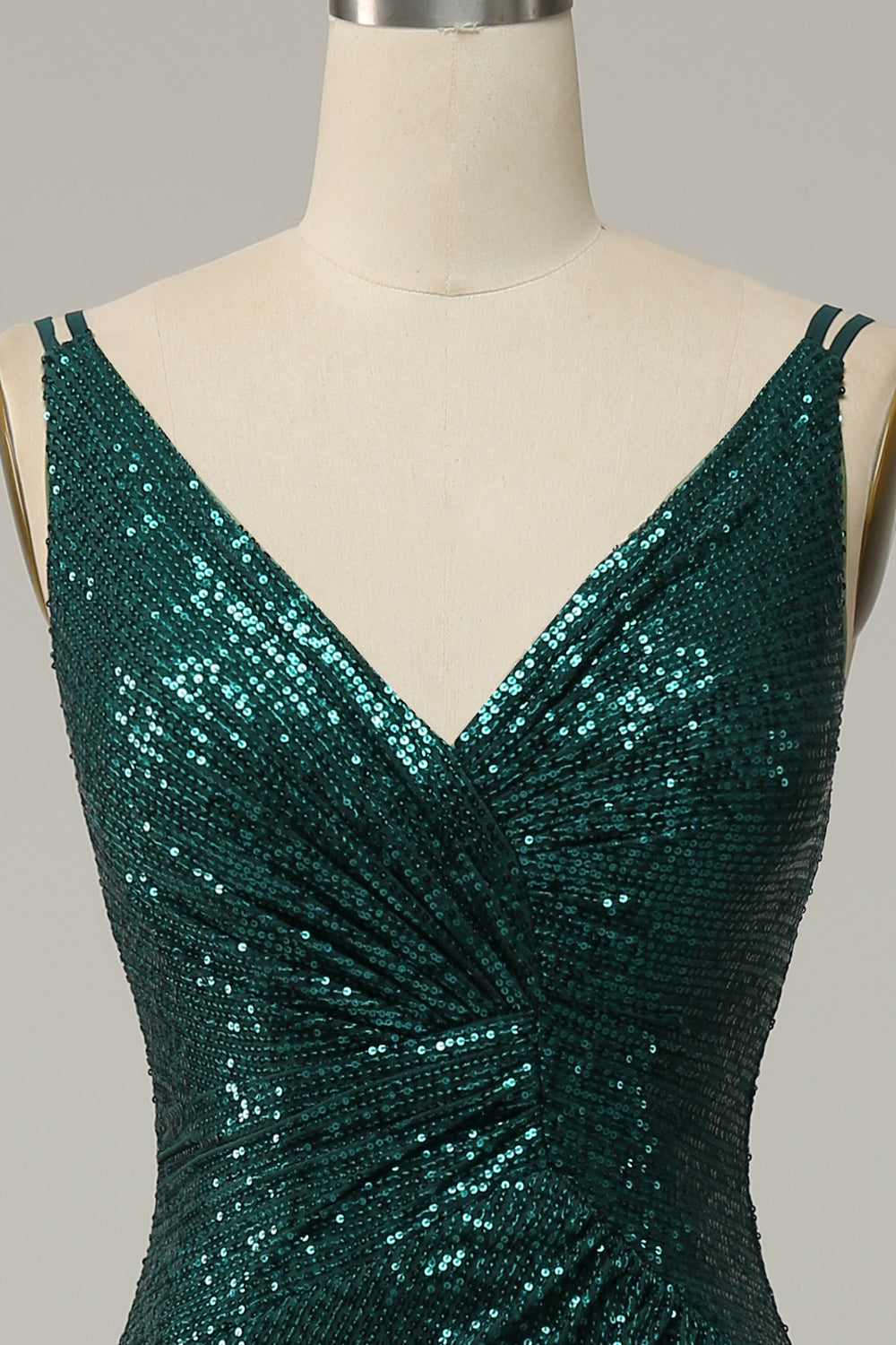 Robe de bal à fines bretelles vert foncé ornée de sequins avec fente