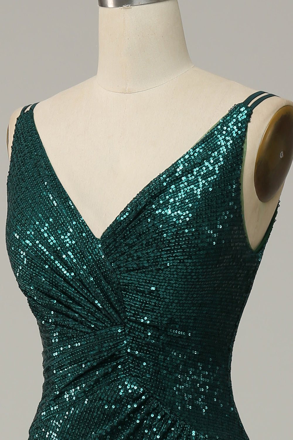 Robe de bal à fines bretelles vert foncé ornée de sequins avec fente