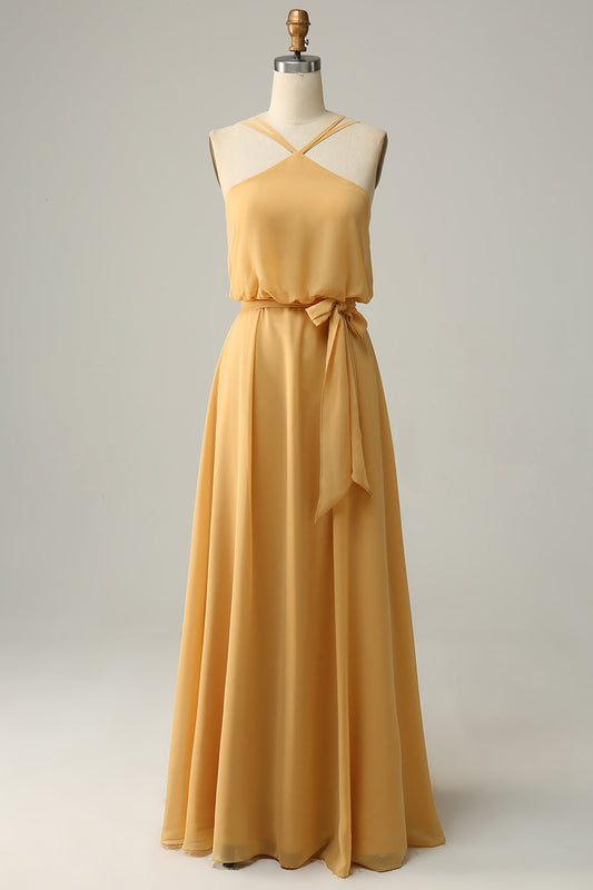 Robe longue de demoiselle d'honneur jaune coupe A, avec licol et nœud.