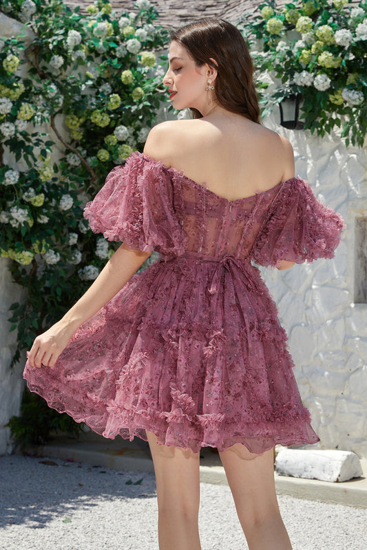 Belle robe de soirée courte en tulle rose poudré avec épaules dénudées et manches courtes, coupe trapèze