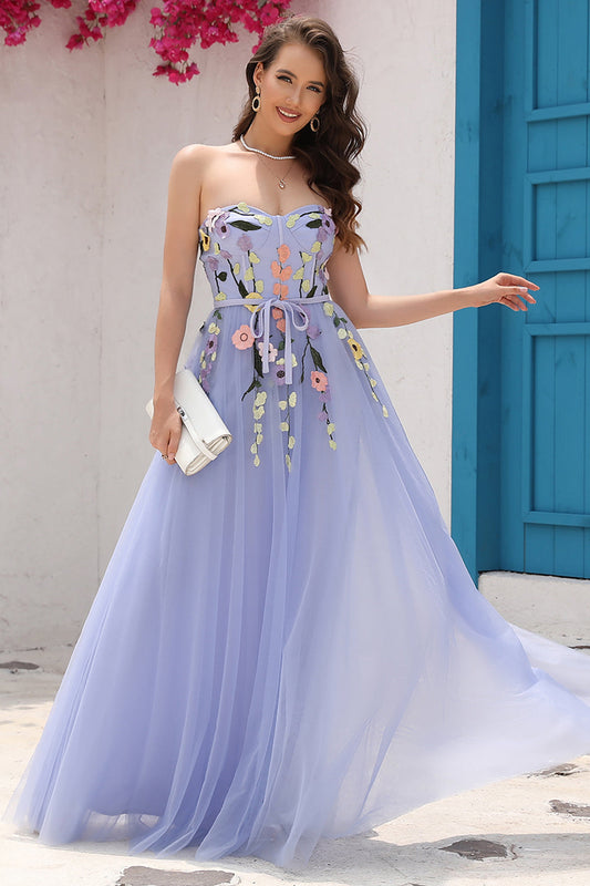 Robe de bal lavande trapèze avec décolleté en cœur et appliques