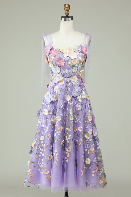 Robe de bal midi violette à fines bretelles, coupe trapèze, avec fleurs 3D