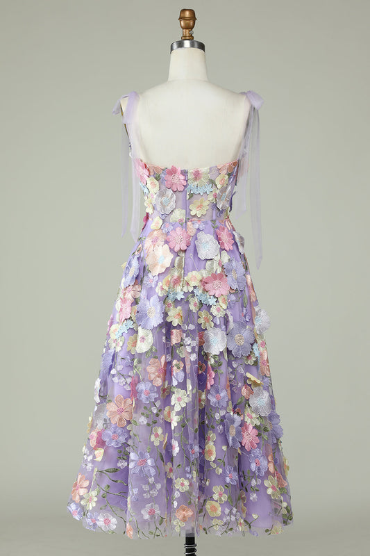 Robe de bal midi violette à fines bretelles, coupe trapèze, avec fleurs 3D