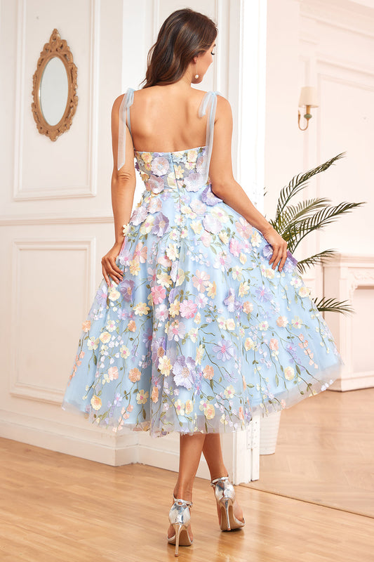 Robe de bal mi-longue bleue à fines bretelles avec fleurs en 3D