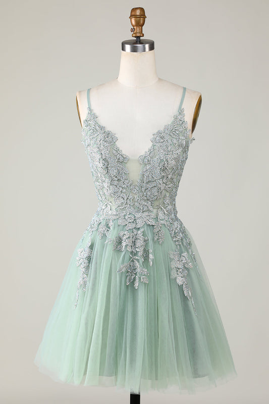Robe de bal courte verte avec fines bretelles, coupe trapèze et appliques