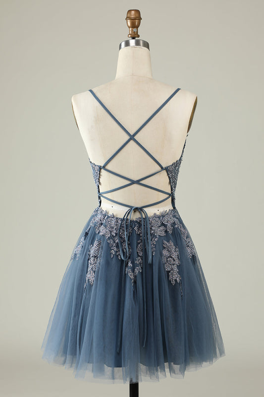 Vestido de graduación corto azul grisáceo con tirantes finos, línea A, y apliques