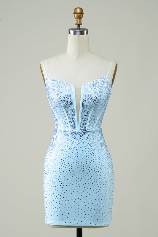 Robe de bal courte bleue, fourreau, bretelles spaghetti, avec perles