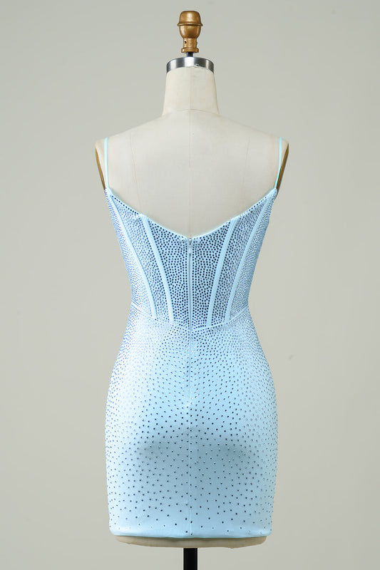 Robe de bal courte bleue, fourreau, bretelles spaghetti, avec perles