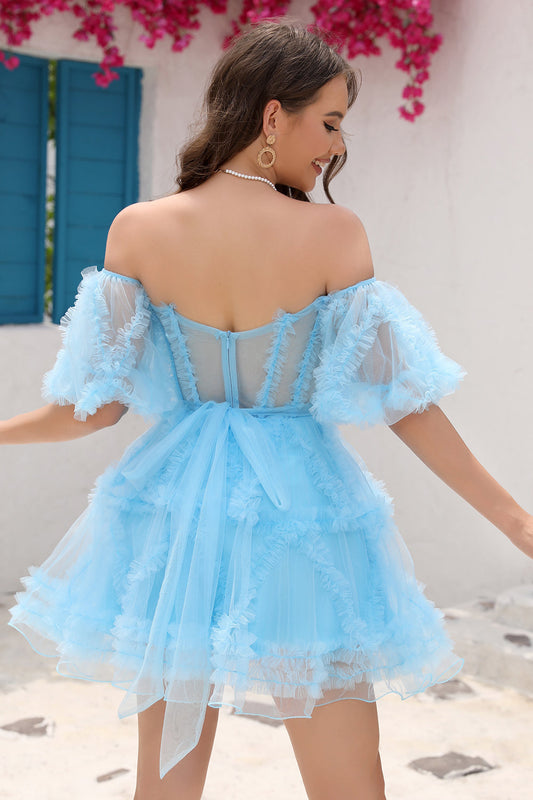 Robe de bal courte en tulle bleu à épaules dénudées