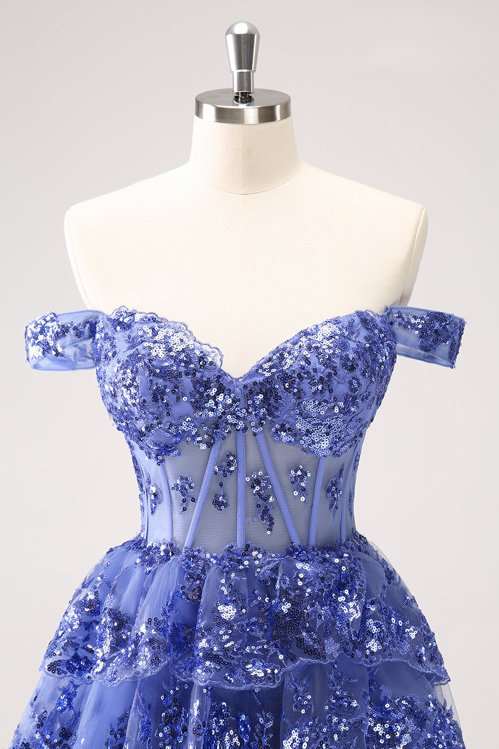 Robe de bal bleu foncé scintillante coupe trapèze avec corsage dénudé aux épaules et volants