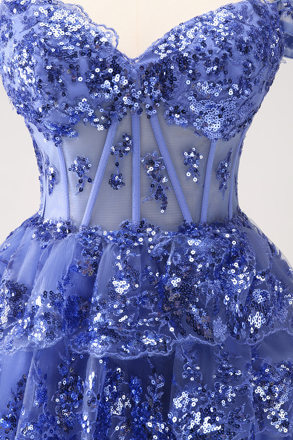 Robe de bal bleu foncé scintillante coupe trapèze avec corsage dénudé aux épaules et volants