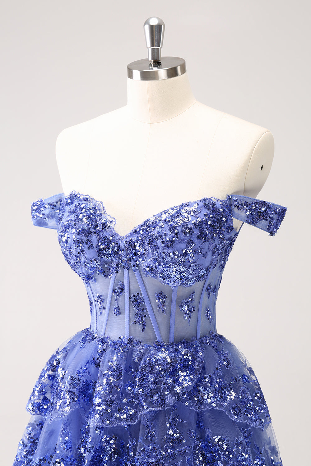 Robe de bal bleu foncé scintillante coupe trapèze avec corsage dénudé aux épaules et volants