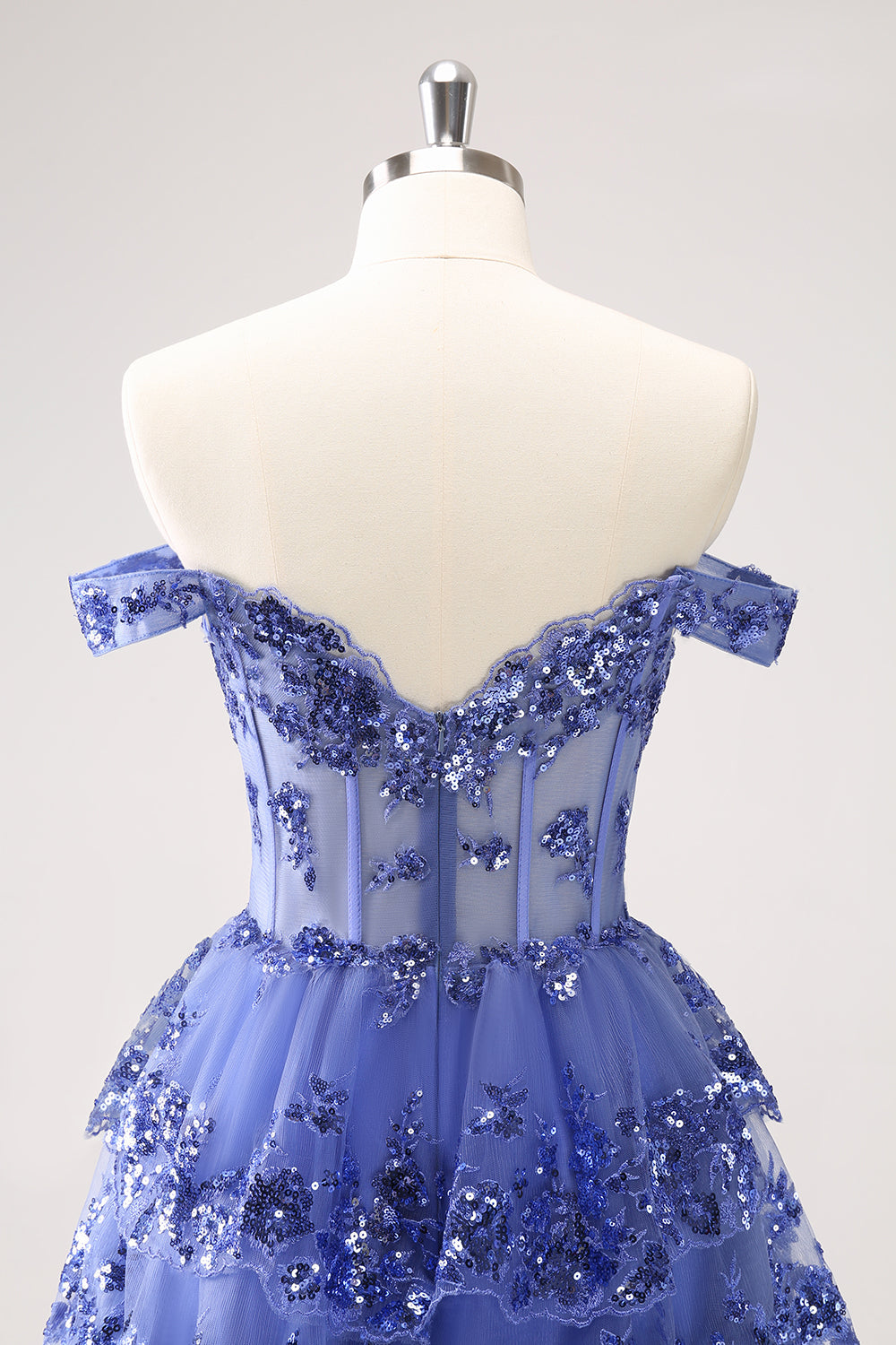 Robe de bal bleu foncé scintillante coupe trapèze avec corsage dénudé aux épaules et volants