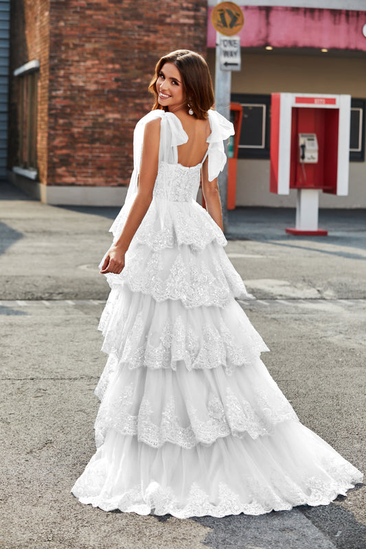 Vestido de novia largo blanco con capas de encaje y corte en A