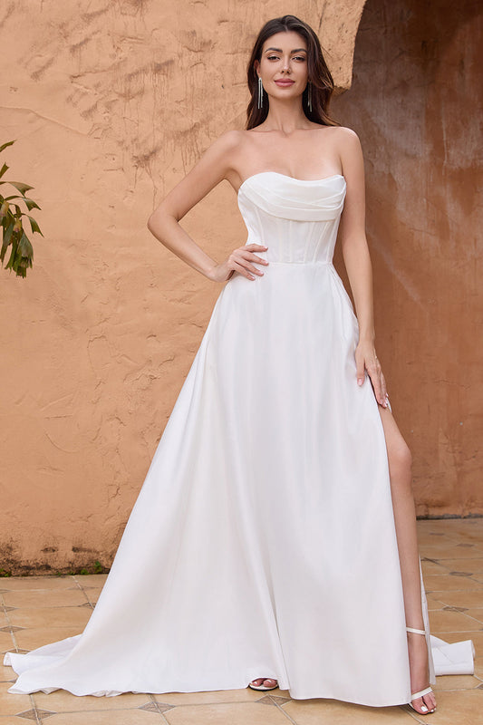 Robe de mariée blanche, coupe trapèze, bustier, plissée, traîne balayage, avec fente