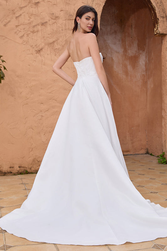 Robe de mariée blanche, coupe trapèze, bustier, plissée, traîne balayage, avec fente