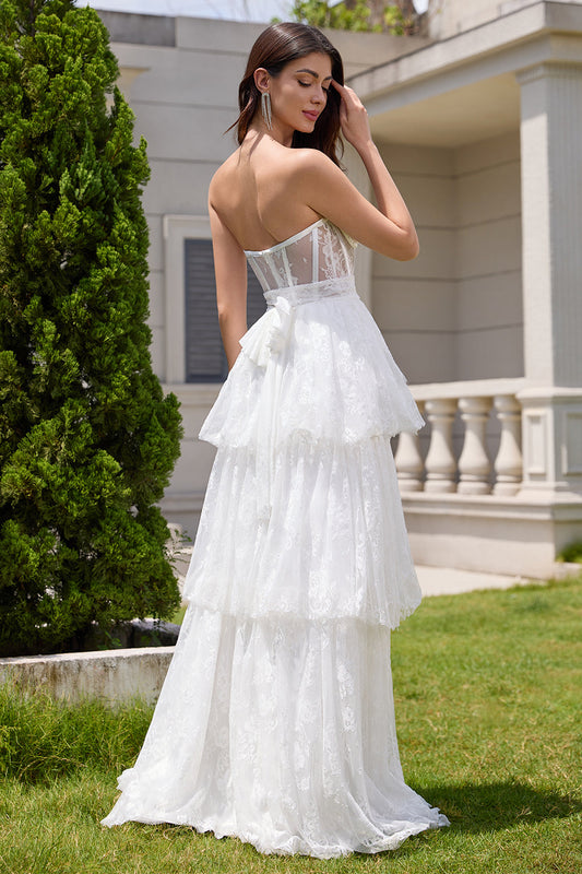 Robe de soirée longue, blanche et élégante, sans bretelles, avec corset, à volants et en dentelle