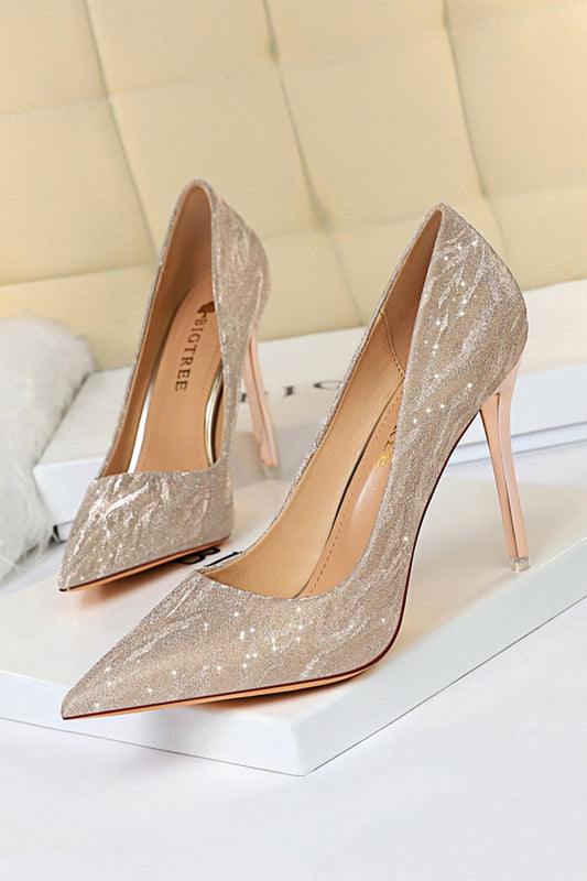 Escarpins à talons aiguilles, bout peu profond et paillettes