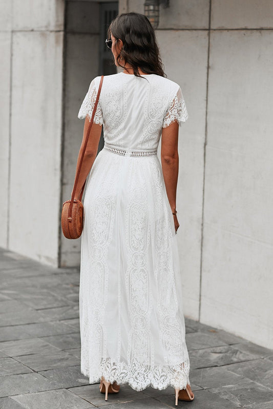 Robe longue blanche en dentelle à col en V