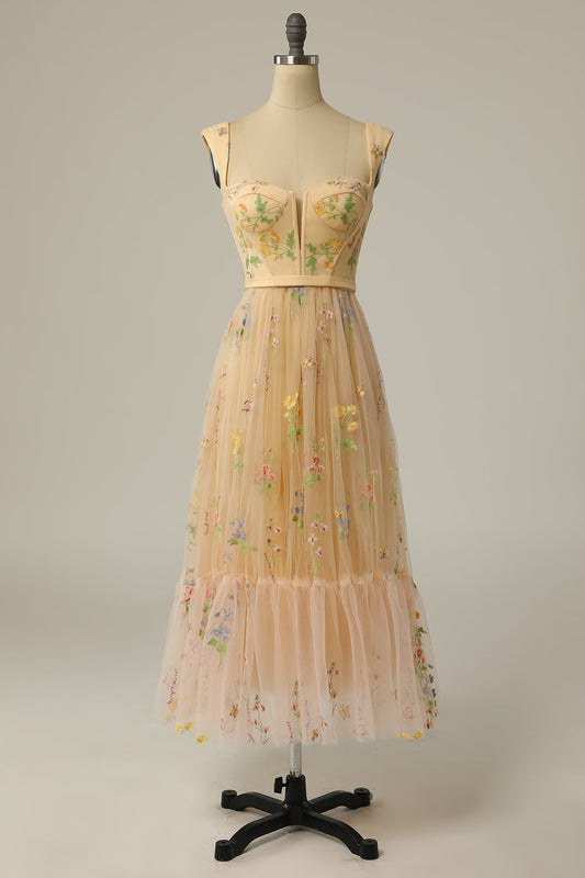 Robe de bal longue en champagne ligne A ornée de broderies, avec décolleté en cœur