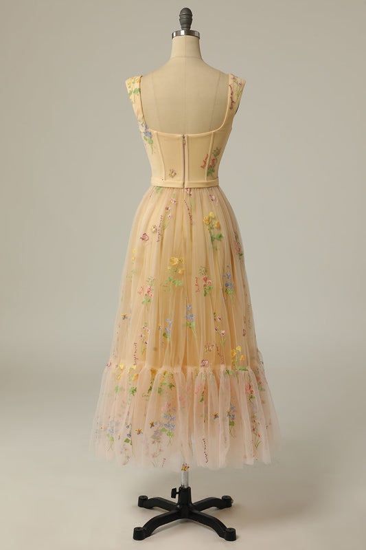 Robe de bal longue en champagne ligne A ornée de broderies, avec décolleté en cœur