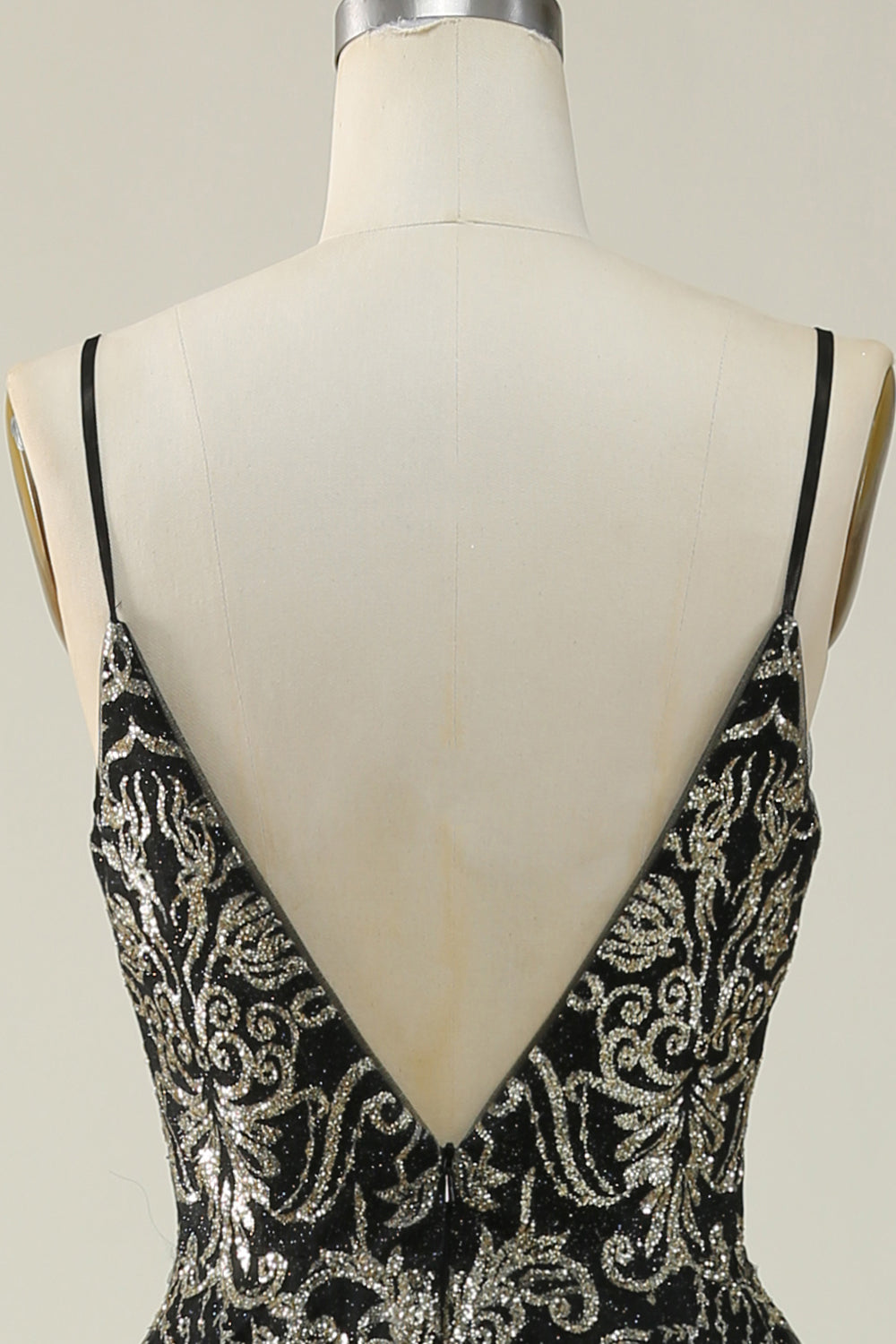 Robe longue de bal noire et dorée à fines bretelles