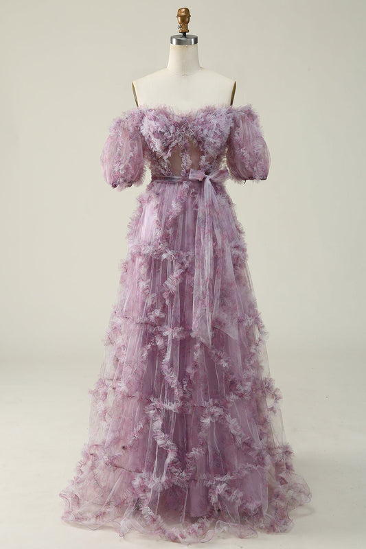Une longue robe de bal violette à épaules dénudées avec imprimé